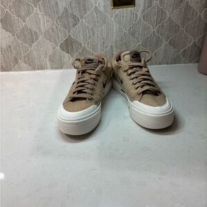 Nike Court Legacy Lift women's platform sneakers